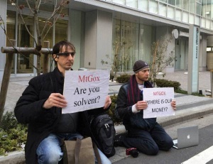 Simbolični protest pred Mt.Goxom po zaustavitvi izplačil. Foto: CNBC.